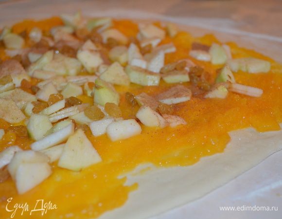 посыпаем ванильным сахаром, корицей и изюмом