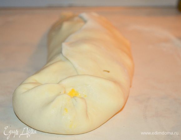 закручиваем рулет, края слепляем вместе как следует, чтобы начинка не вытекла наружу. 