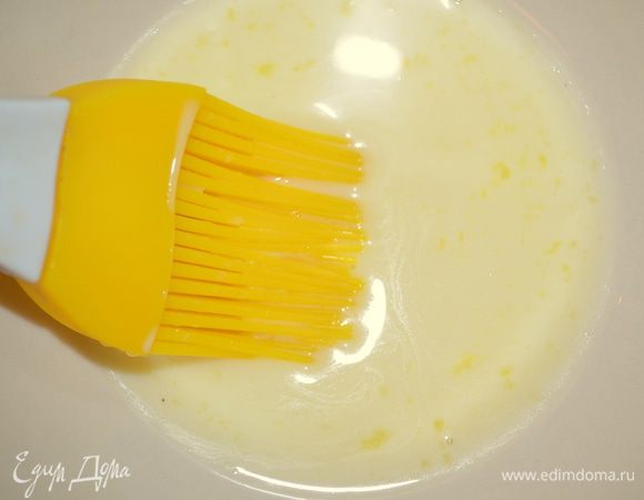 желток смешиваем с молоком до однородности