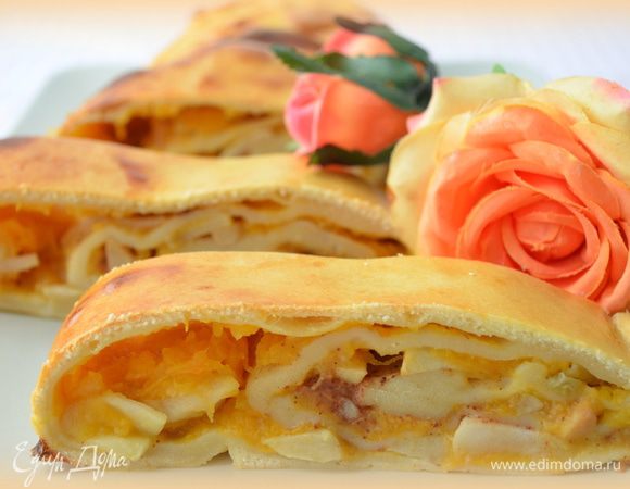 готовый рулет остудить и нарезать на широкие кусочки! Приятного аппетита друзья!