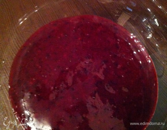 Взбить ягоду с сахаром, выложить в креманку.