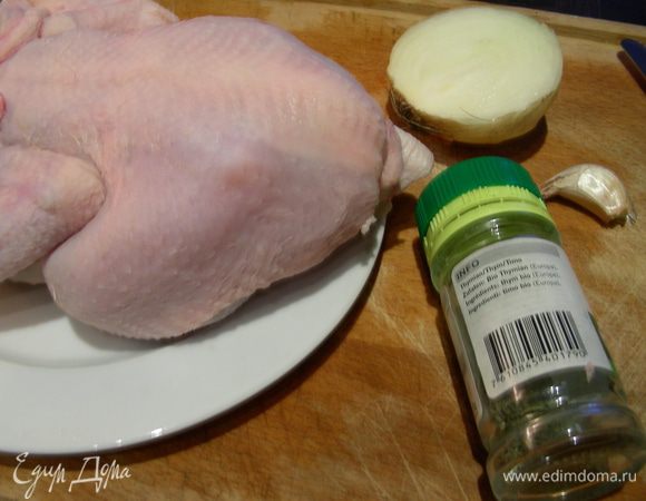 Начнем с курочки. Режем средне репчатый лук, чеснок (2 зубчика) крупно, от тимьяна нам понадобятся листики. Курицу внутри солим, перчим, фаршируем ее начинкой из лука, чеснока и тимьяна. Смазываем ее оливковым маслом, солим, перчим и отправляем в духовку 180 гр на 1-1.5, до золотистой корочки. Точное время зависит от Вашей духовки и от веса птицы.
