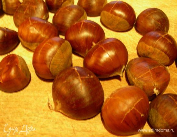 Пока курочка готовится, займемся гарниром. Если Вы готовите с картофелем, то здесь все просто и Вы можете делать по Вашему вкусу. Его можно запеч, отварить, поджарить и ближе к концу соединить с грибами и бульоном по вкусу. По-любому будет хорошо. Напишу про каштаны. Если они у Вас с кожурой, то удобно поступить следующим образом. На каштана делаем крестообразные надрезы и убираем их в морозилку на пару часов, так потом их будет легче чистить. После этого кладем их в кастрюлю с холодной водой, доводим до кипения и готовим 10 минут. Сливаем воду и кладем их в холодную воду на 5 минут. При таком методе их очистить от кожуры довольно легко. Получаем очищенные полуготовые каштаны. Теперь возвращаемся к рецепту. В сковороде разогреваем сливочное масло и обжариваем каштаны несколько минут до легкой золотистости, затем уменьшаем огонь и готовим их под крышкой минут 15-20 до мягкости, по необходимости подливая бульон или воду.
