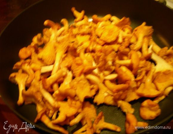 Лук шалот мелко режем и обжариваем его на оливковом масле. Добавляем лесные грибы и обжариваем их на большом огне, помешивая, минут 5. В конце добавляем зубчик чеснока и 10 г сливочного масла. Снимаем с огня и добавляем петрушку. 
