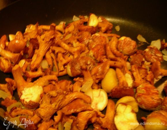 Я решила каштаны добавить к грибам и все перемешала, можно их оставить по отдельности. 
