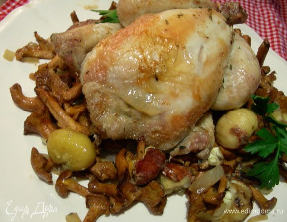 Выкладываем курочку на блюдо, вокруг нее раскладываем грибы и каштаны и подаем. Приятного аппетита)