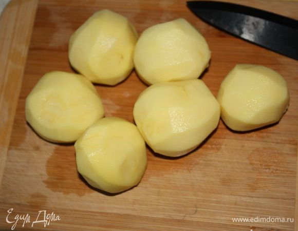 Помыть и почистить картофель.