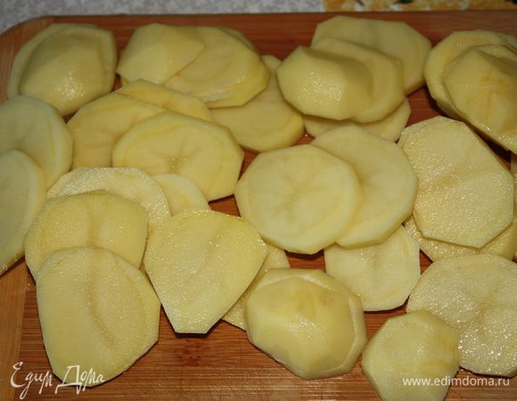 Картофель нарезать небольшими ломтиками.