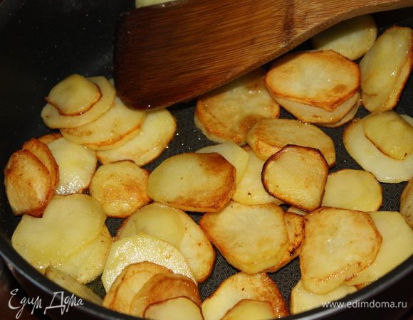 Обжаривать на небольшом огне примерно 20 минут до золотистого цвета.