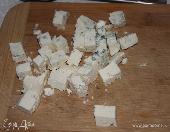 Горгонзолу нарезать небольшими кусочками.
