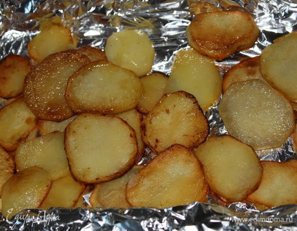 В небольшую форму выложить слой картофеля,посолить...