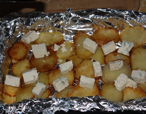 выложить сверху слой сыра....