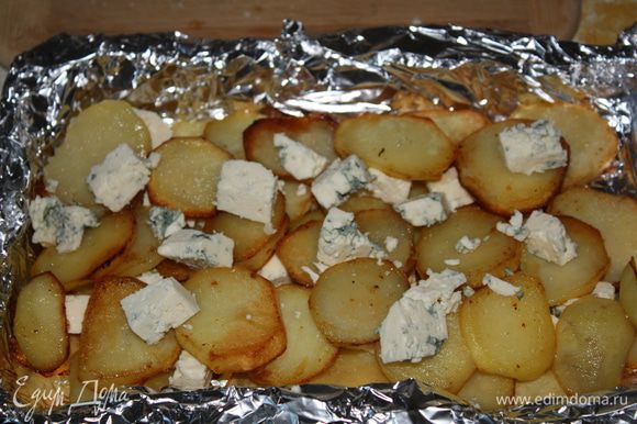 далее еще слой картофеля и слой сыра.