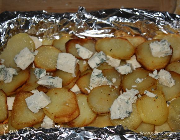 далее еще слой картофеля и слой сыра.