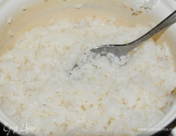 Приготовим рис:
1) Рис  тщательно промыть в холодной воде (пока вода не станет прозрачной)
2) Можно замочить в холодной воде на 30 минут, но можно и пропустить этот шаг
3) Залить рис холодной водой в пропорции 1:1
4) Варить в кастрюле с толстым дном с закрытой крышкой на медленном огне (!) минут 20-25. Без соли и всяких приправ! Я через 20 минут проверяю: рис готов, если вода выкипела и он стал мягким
5) Добавить в рис 1 столовую ложку рисового уксуса и быстро перемешать
6) Остудить до тёплого состояния.  Рис готов!
