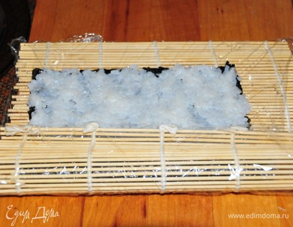 С помощью коврика сворачиваем рулет, стараемся поплотнее.