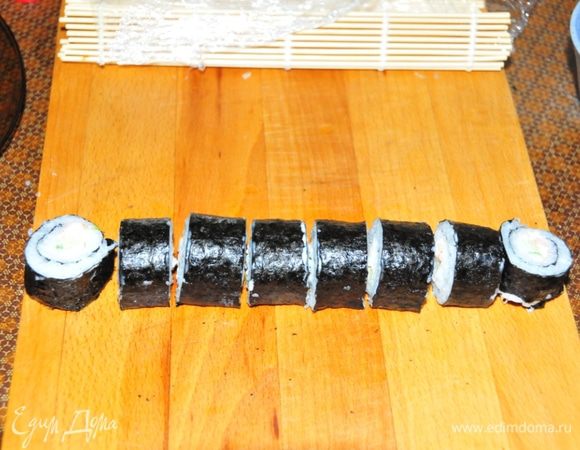 Острым ножом (который постоянно смачиваем уксусом)  разрезаем на 8 ровных кусочка.