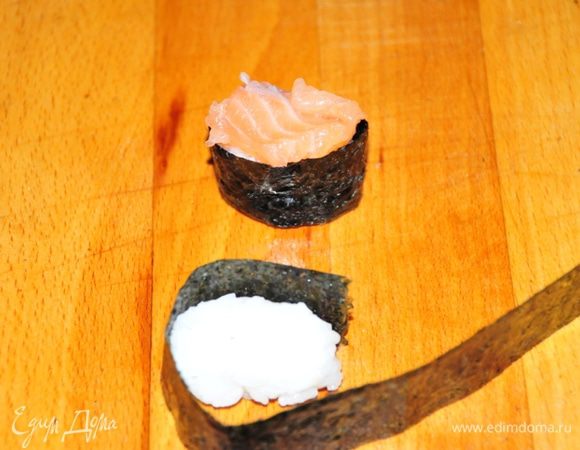 Из остатка риса можно сделать Гункан-маки (лодочки):
Руками, смоченными в уксусе слепить из риса овальные шарики. Обрамить по периметру тонкой полосочкой нори. Получаются лодочки. Сверху положить капельку васаби и кусочек рыбы. Если есть икра (любая – красная, чёрная, минтая, трески…)  – будет еще лучше!
