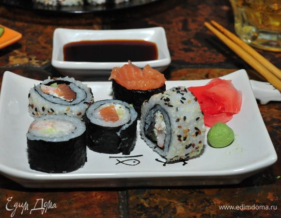 Все роллы выложить на одно блюдо. Подавать нужно с соевым соусом (в него добавить васаби по вкусу) и с маринованным имбирём. 