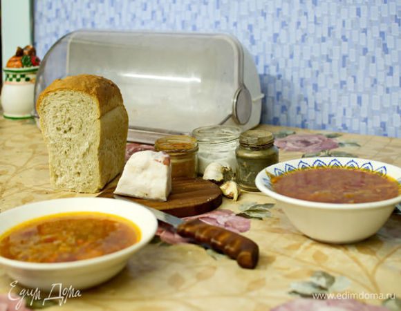 в кастрюлю кдажу мясо и фасоль сразу и ставлю на плитку. как закипит снимаю пену, убавляю огонь и оставляю кипеть мин. 30. между делом  добавляю кусочек свеклы, моркови и картошку. потом, когда борщ готов, я свеклу и морковь убираю, а картошка разваривается. через мин. 30 я добавляю соленую капусту, еще минут через 15 свежий рис. кастрюлю переставляю на печку довариваться.