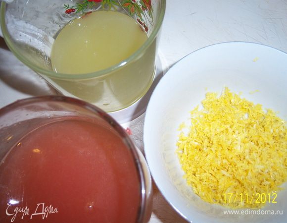 Лимоны вымойте, натрите 4 ч. л. цедры, выжмите 1/4 стакана сока. Из грейпфрута выжмите 1/2 стакана сока.