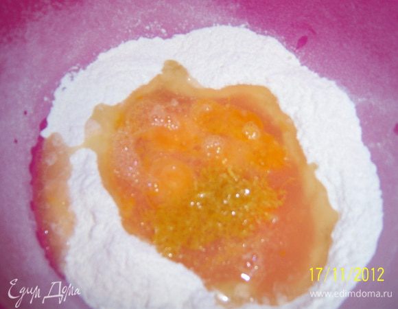 В чаше перемешайте венчиком муку, 1 стакан сахара, разрыхлитель и соль. Сделайте в мучной смеси углубление, влейте масло, добавьте 5 желтков, сок лимона и грейпфрута, 2 ч.л. цедры, перемешайте