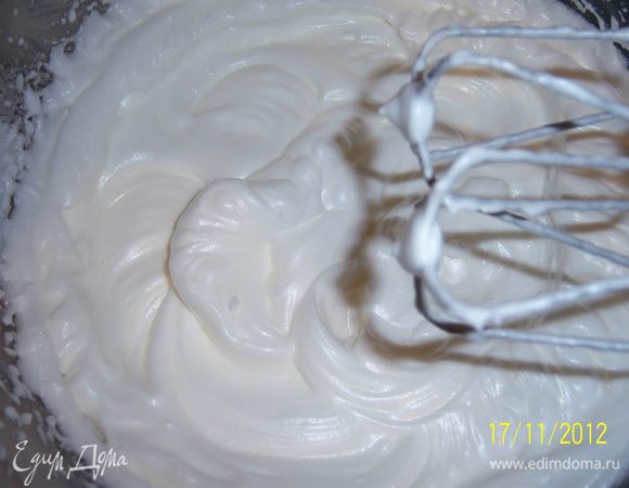 В другой чаше взбейте миксером в пышную пену 7 белков. Добавьте лимонную кислоту, снова взбейте. Всыпьте 1/2 стакана сахара, по чайной ложке, продолжая взбивать..