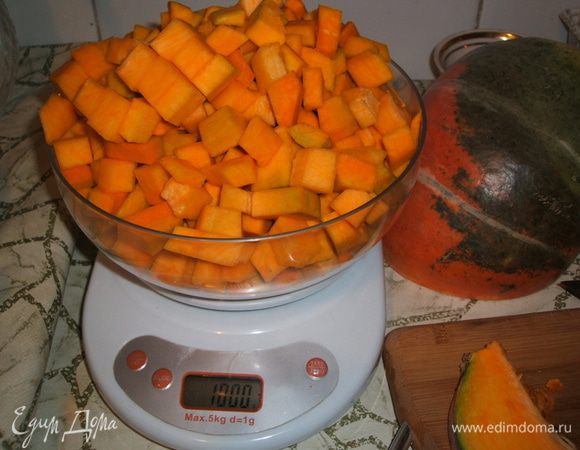  Тыкву почистить и порезать  кубиками (примерно 1 см Х 1см) . Засыпать сахаром и  оставить на ночь , чтоб дала сок.