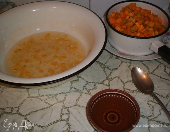 Утром сок слить. Лимон измельчить в блендере ( я измельчала ножом, но пришла к выводу что можно и нарезать лимон дольками) и добавить  в сок, положить мед и все прокипятить 1-2 мин. По рецепту сок надо процедить, но я не цедила. Присутствие лимонных корочек меня не смущало.Этим соком заливаем тыкву .
