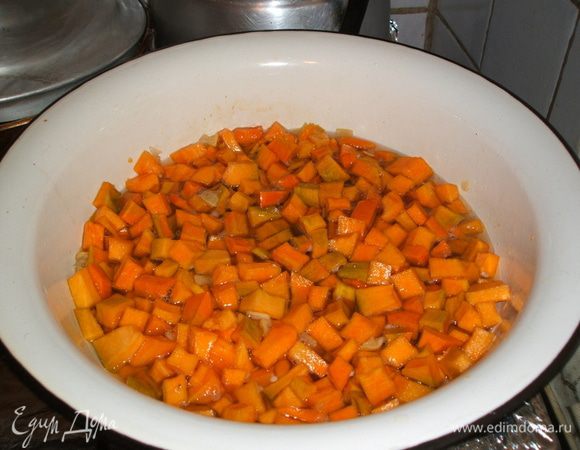 Ставим на медленный огонь и варим до загустения сиропа при частом помешивании.