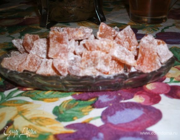 Выкладываем  наши цукаты на пекарскую бумагу и подсушиваем в духовом шкафу при  температуре ок. 40 градусов с приоткрытой дверцей ( вентиляцией).  Когда подсохнут , вытаскиваем и обваливаем в сахарной пудре. У меня  к вечеру они скомкались ( наверное не выдержала ни температуру, ни время, поэтому я их опять подсушивала на воздухе разложив опять на бумагу. Но когда они подсохли опять обваляв в сахарной пудре, мы наслаждались вкусом  цукатов. Кстати и лимонные корочки придали свой шарм и многих вводили в заблуждение на счет того из чего это сделано!!!! 
Я думаю можно добавить немного корицы, это на любителя!                        Приятного  аппетита!!!!