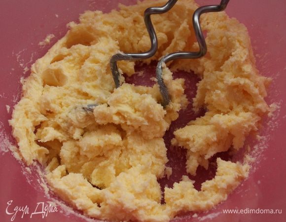 Сливочное и оливковое масло комнатной температуры слегка взбить с сахаром. 