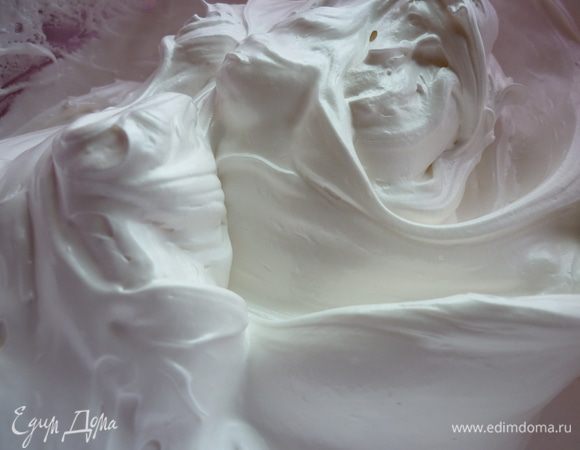 Перелейте белки в миску,добавьте сахар и поставьте на водяную баню,взбивайте примерно 6-10 минут, в зависимости от вашего миксера.Снимите с огня и продолжайте взбивать ещё 2-3 минуты.