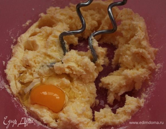 По одному добавить яйца...