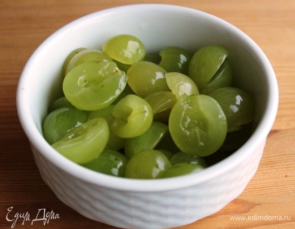 Виноград разрезать пополам (если крупный) и удалить косточки.