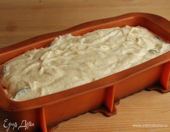 Выложить в форму...Поставить в разогретую до 180 градусов духовку...