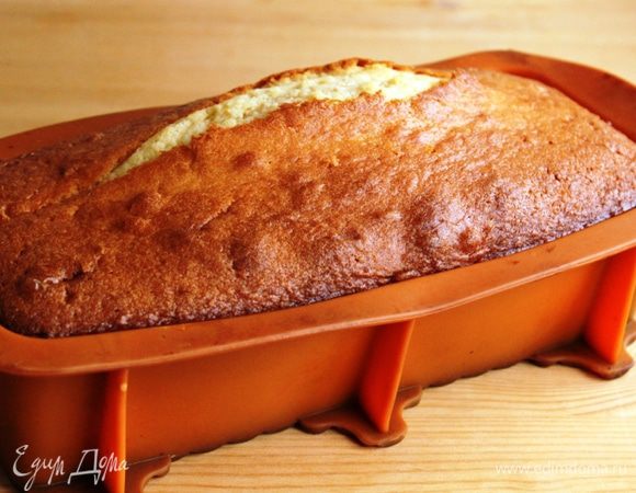 Выпекать 1 час при температуре 160 градусов. Во время выпекания кекс может  лопнуть. Это не брак. В оригинальном рецепте кекс тоже с трещинкой. Готовый кекс остудить и посыпать сахарной пудрой.