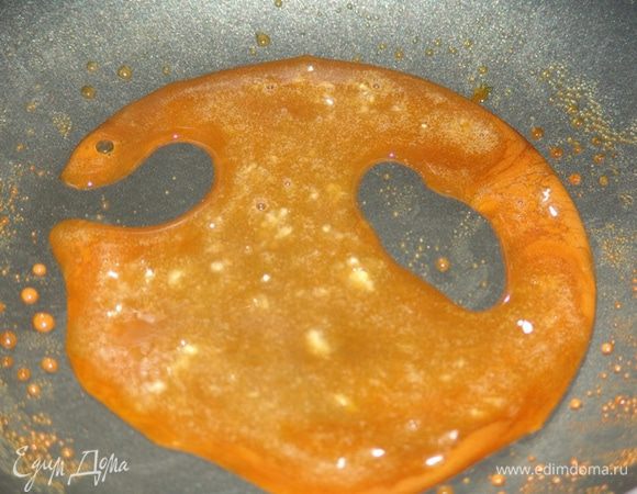 Всыпать в сотейник пол стакана сахарной пудры и нагреть на слабом огне, постоянно помешивая, пока пудра не растает и не станет золотистой. Влить 2 ст. л. горячей воды, перемешать и разлить в формочки.