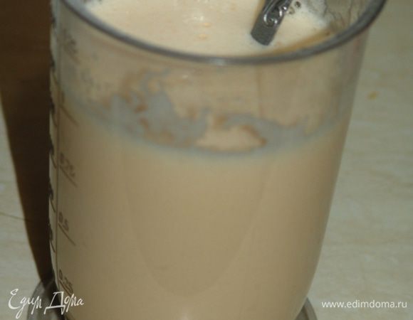 Молоко хорошо прогреть. Взбить оставшуюся сахарную пудру с яйцами и ванилью. Влить горячее молоко, перемешать.