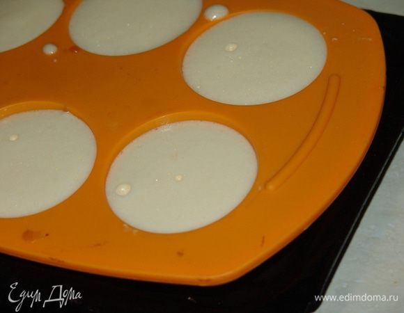 Разлить смесь в формочки с карамелью, поставить формочки в форму, заполнив ее до половины кипятком. Готовим 35-40 минут в духовке при 180С  Вынимаем из духовки, даем немного остыть и переворачиваем. 