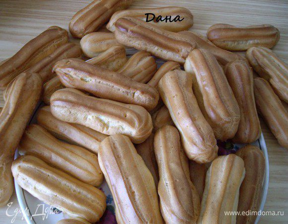 Разогреть в кострюльке воду с солью, добавить маргарин и медленно разогреть-жидкость не должна кипеть.
Не снимая кострюльки с огня всыпать сразу всю муку и перемешать пока не образуется плотный комок. Образовавшийся комок теста мешать еще 2мин. пока тесто не будет отделяться от дна кастрюли.
Снять с огня, сильно не студить. Вбить яйцо и перемешать до однородности. Добавить поочередно остальные яйца (яиц может пойти и 3 и 5-в зависимости от их размера). Тесто должно быть однородным и блестящим. Кондитерским мешком с насадкой зубчиками, выдавила полоски теста на на пекарскую бумагу и испекла заготовки.