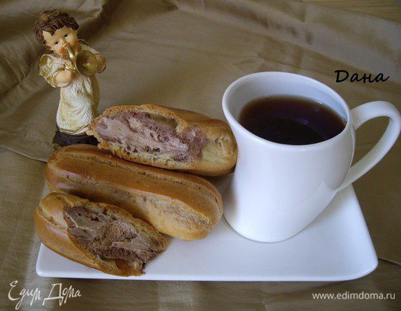 Крем может быть любой-заварной, белковый или взбитые сливки - по желанию)) У меня сегодня сливки с черным шоколадом *вальрона*

Сливки вылить в чашку миксера, добавить сах. пудру. Взбить до пышности. Растопить на бане шоколад, влила в сливки и еще взбила.  
Охладить.
Наполнила пирожные)