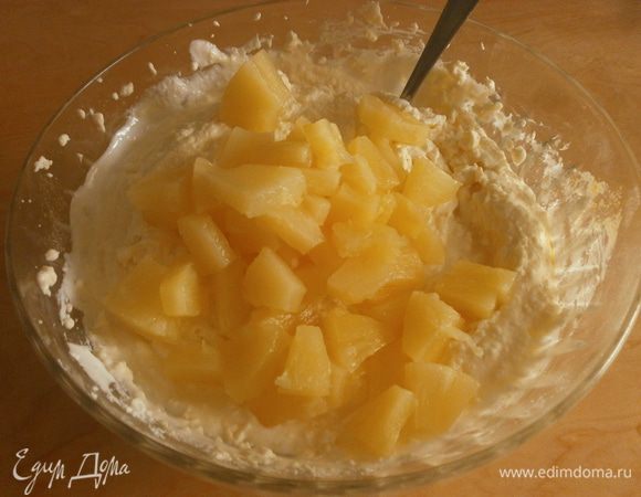 Готовим крем:
Распустить пластинки желатина в холодной воде с ванилью. Оставить пару пластинок для сиропа.Стручок ванили необходимо предварительно разрезать вдоль, счистить ножом нежную мякоть.
Творог пропустить через  сито, чтобы небыло комочков, смешать с маскарпоне в однородный крем.добавить кусочки ананаса, предварительно оставить 3 целых кружочка.

