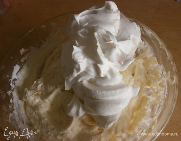 Сливки взбить до пиков с сахарной пудрой. В творожный крем добавить желатин и ввести взбитые сливки. Перемешать очень аккуратно деревянной ложкой, лёгкими движениями снизу вверх, чтобы сливки не опали.