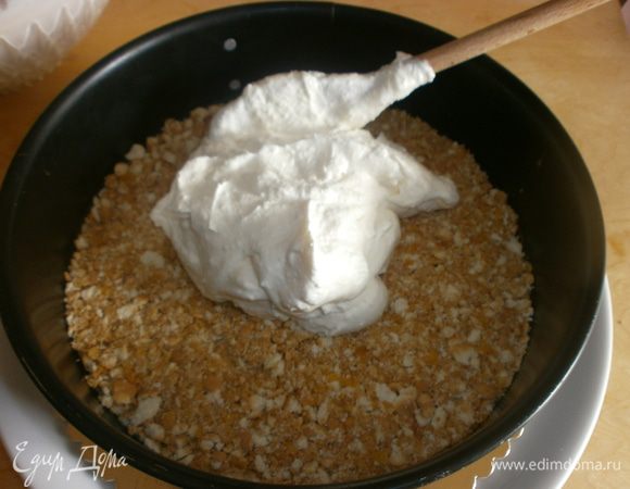 Достать из холодильника охлаждённую основу и наолнить форму сливочно - ананасово - творожной массой. Провернуть пару раз по часовой стрелке. чтобы крем хорошо " улёгся" и небыло пузырьков воздуха. Вернуть в холодильник и охладить  миимум 2 часа.