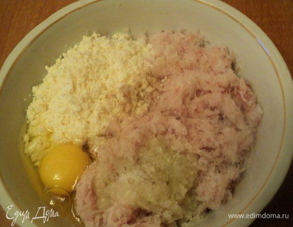 Филе трески измельчить мясорубкой или блендером вместе с луком и чесноком. Добавить творог, яйцо, муку и специи.