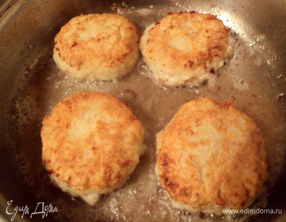 Сформировать котлетки, панировать в муке. Поджарить до румяной корочки с двух сторон в растительном масле. Сложить котлетки в сотейник, добавить 2  ст. ложки воды и пропарить 1-2 мин.