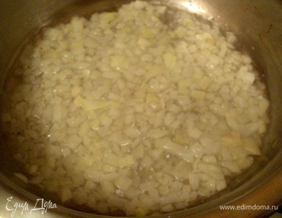 Для конфитюра: мелко порезать лук, добавить сахар и пассировать на оливковом масле до мягкости.