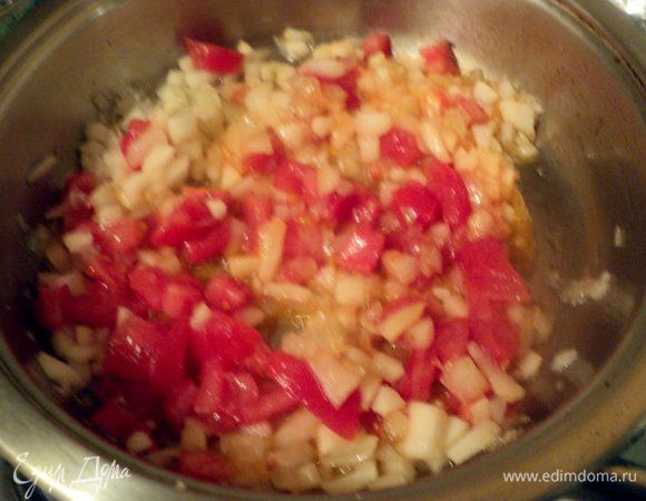Яблоки и помидор очистить от кожицы (помидор предварительно залить на 1-2 мин. кипятком), порезать мелким кубиком и добавить к луку. Пассеровать еще 2-3 мин.