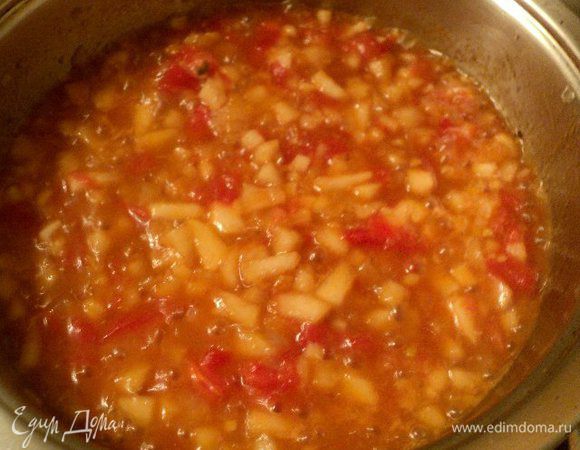 Добавить соевый соус, сок из ½ апельсина, перец, добавить соль по вкусу и томить на небольшом огне до выпаривания жидкости. Готовый конфитюр измельчить в пюре блендером и охладить.